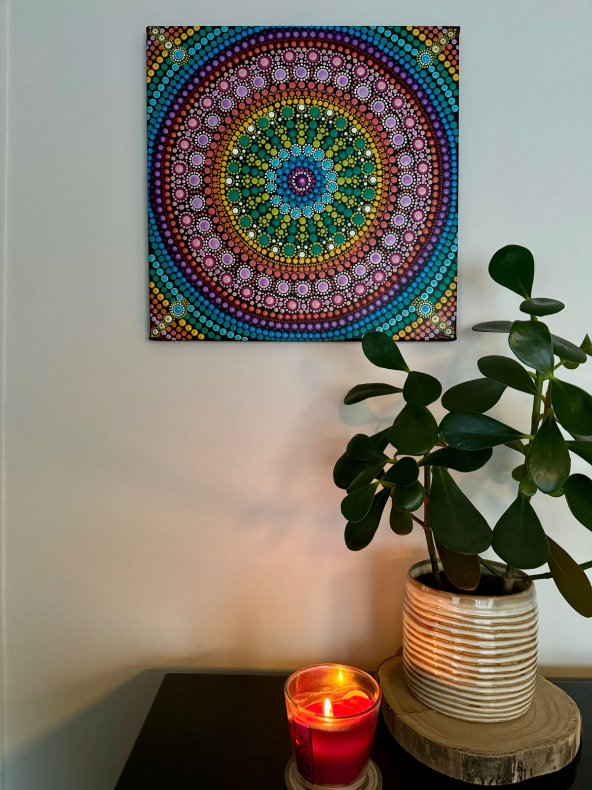 The Fairy Circle, kleurrijke dotpainting in een sfeervol interieur