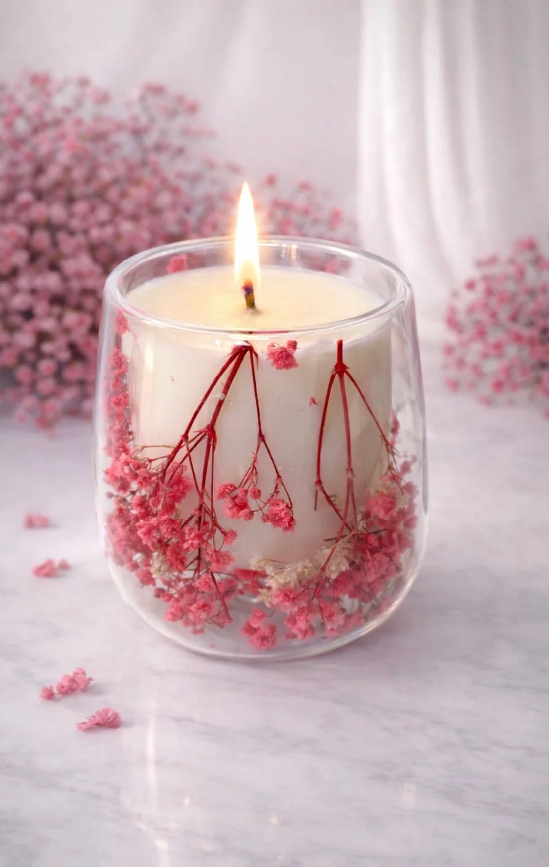Spring Florals Aqua Blossom Candle met gedroogde roze bloemen in glazen houder