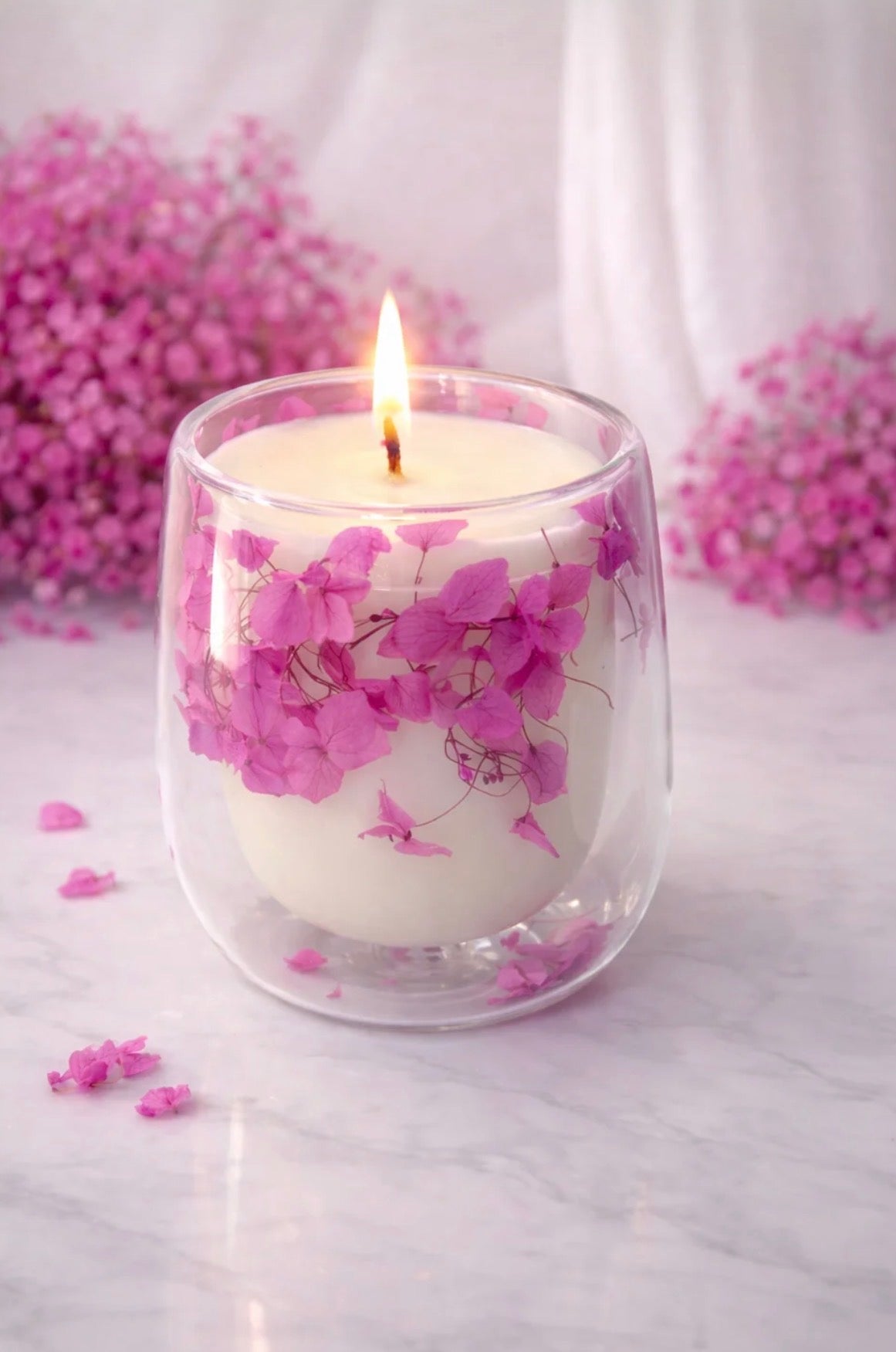Spring Florals Silken Bloom kaars met gedroogde paarse bloemen in glazen houder