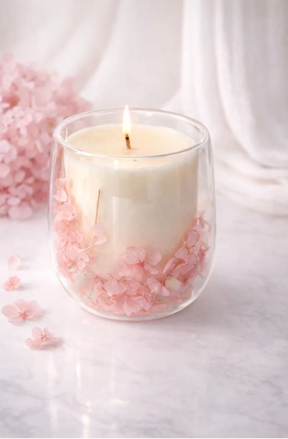 Spring Florals Still Garden Candle met gedroogde roze bloemblaadjes in glazen houder