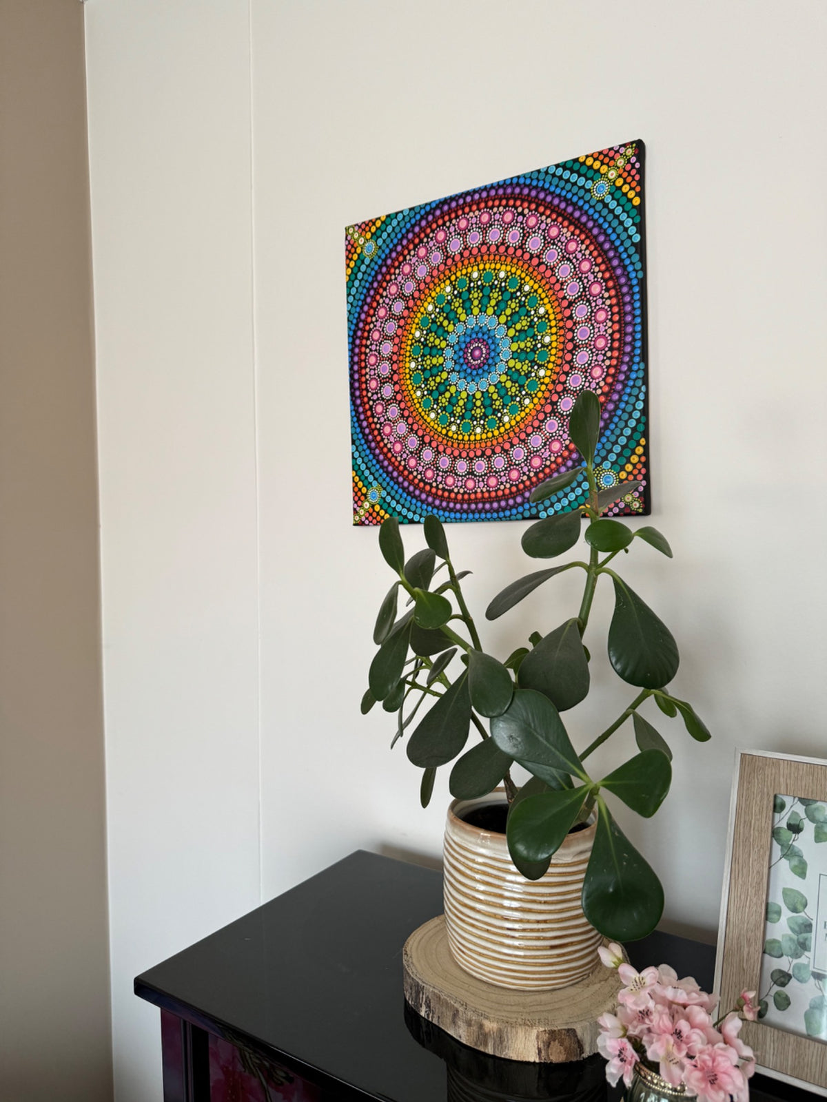 The Fairy Circle, ingekaderd schilderij in een interieur