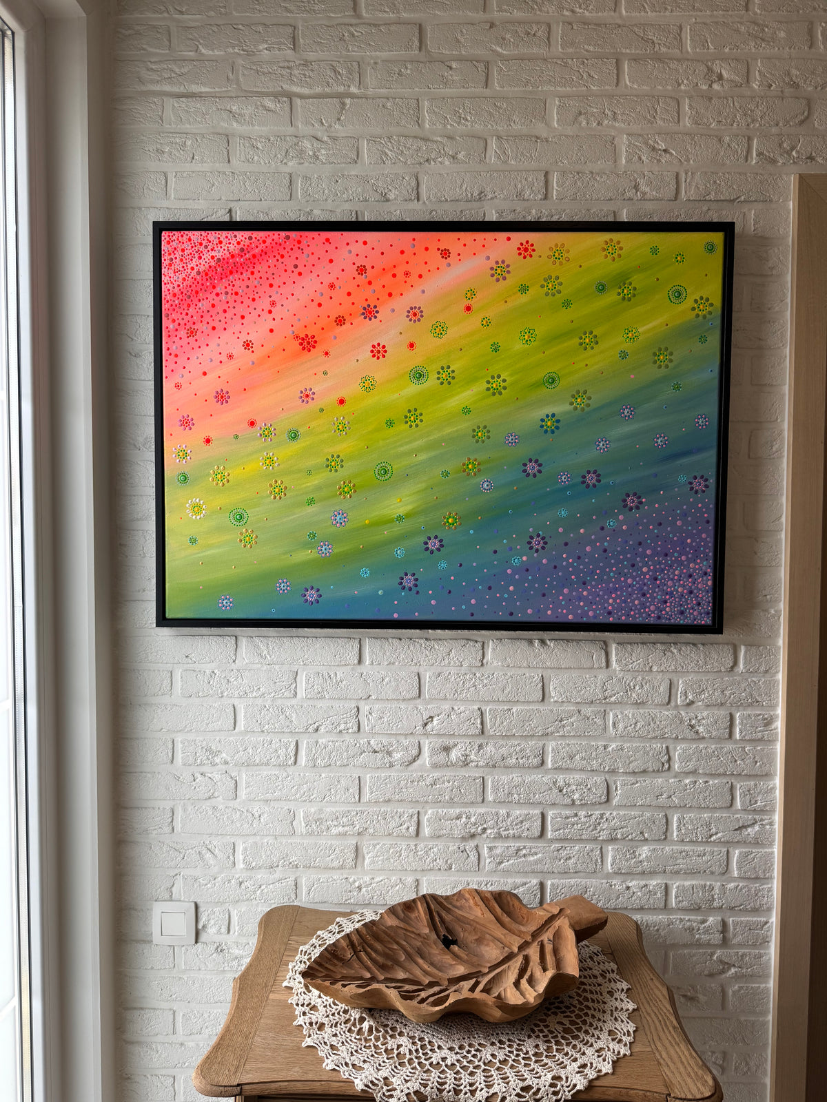 The garden between lights, ingekaderd canvasdoek met kleurrijke stippen