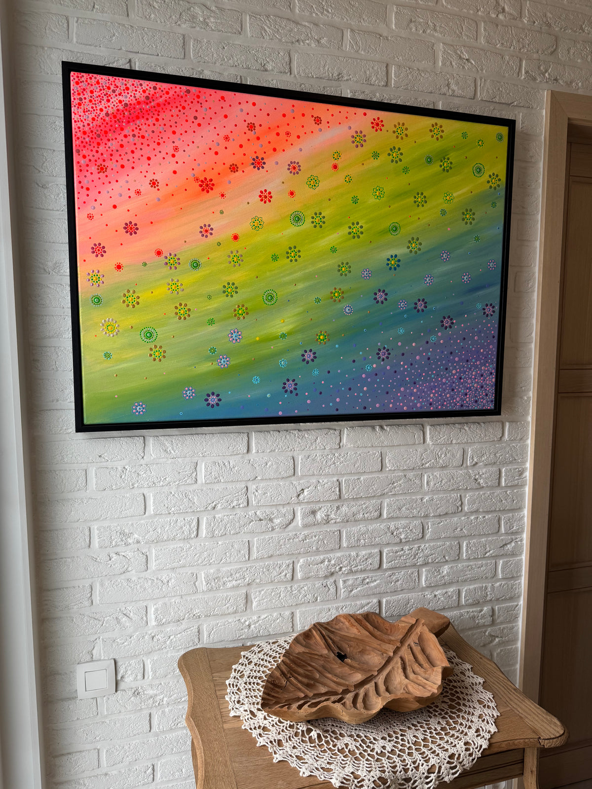 The garden between lights aan de muur, kleurrijk dotpainting