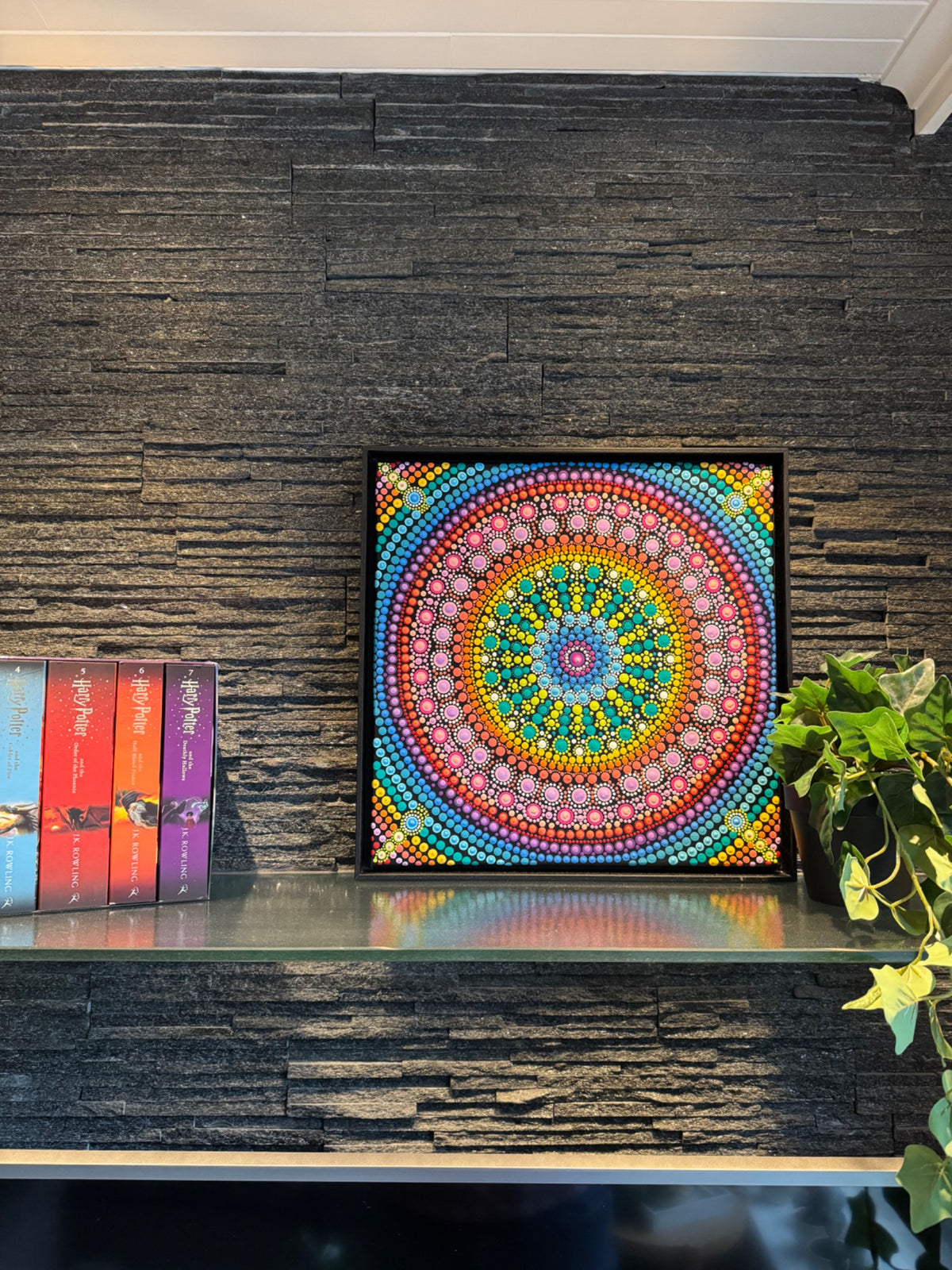 The Fairy Circle, ingekaderde dotpainting in een interieur