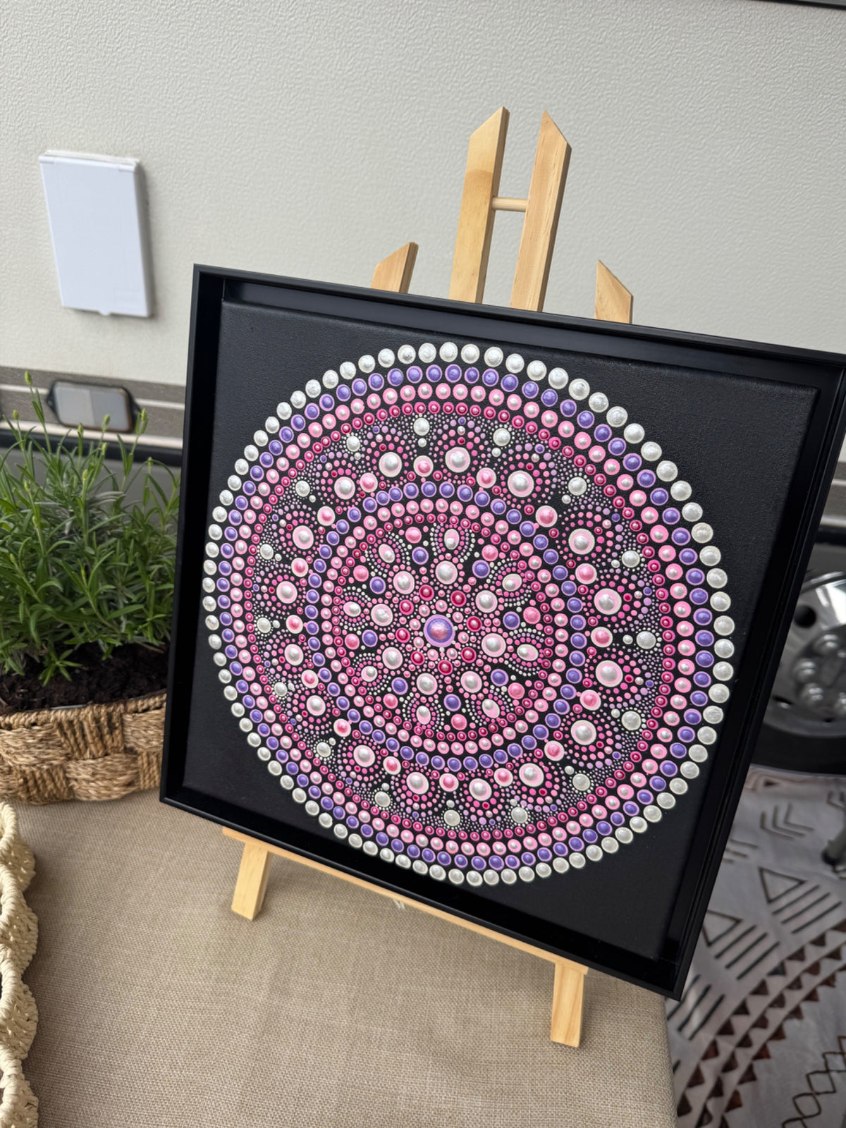 The Fairy Queen’s Jewel op een schildersezel, origineel dotpainting van Flora&Florana
