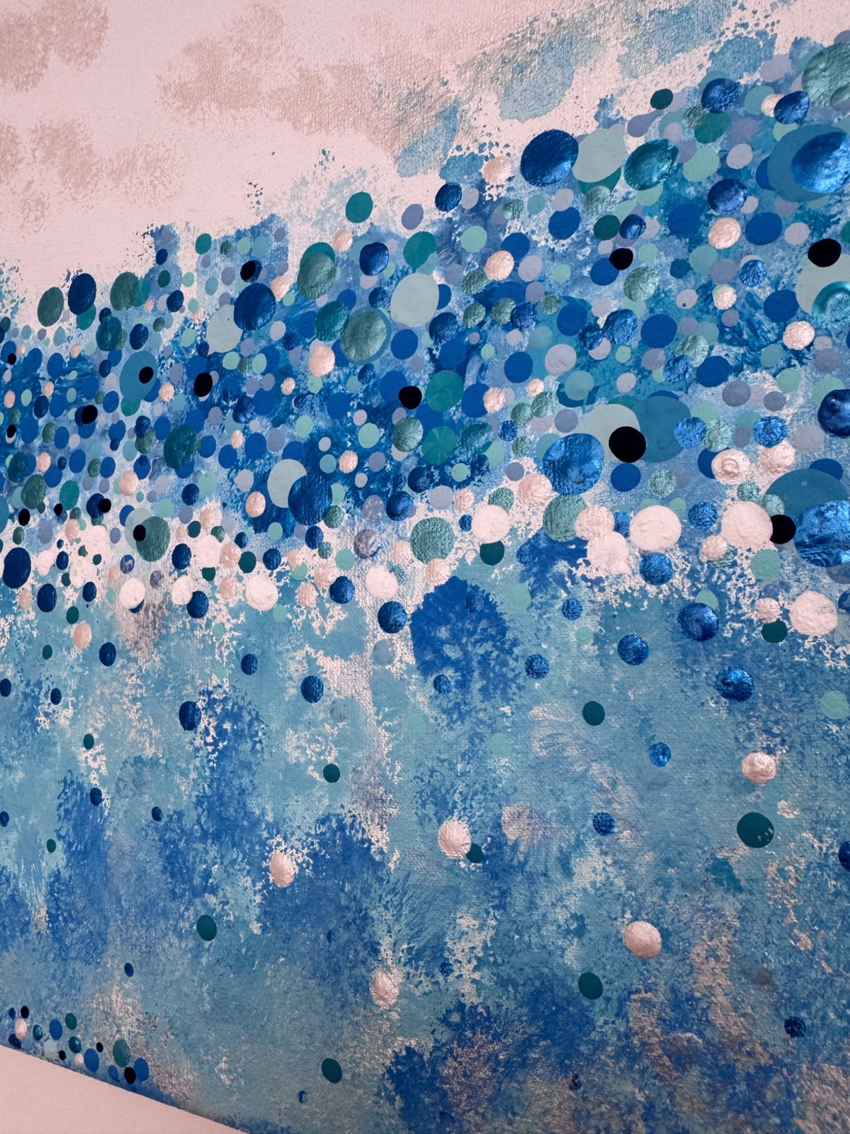 Detail van Where the Sea Keeps Secrets met acryl en dotpainting