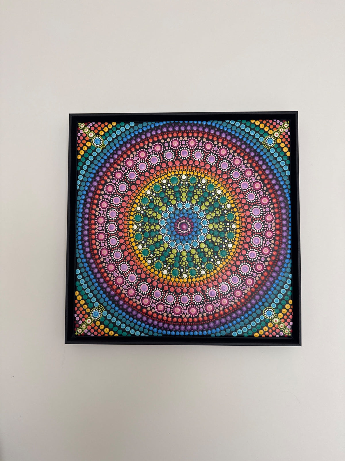 The Fairy Circle, kleurrijke ingekaderde dotpainting op doek van Flora&Florana